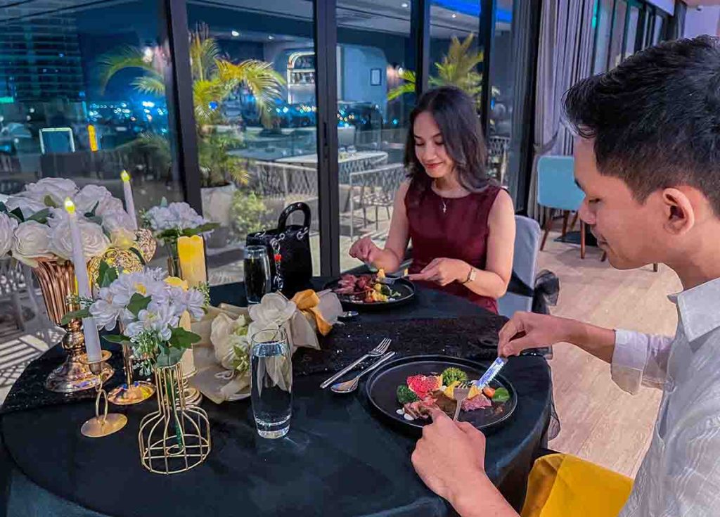 Valentine Berbalut Cahaya Malam: Makan Malam Romantis di The Convo Lounge Yello Hotel Batam