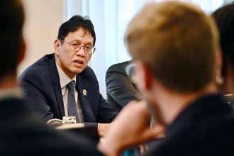 Purbaya menjelaskan bahwa hal tersebut tidak terlepas dari penyesuaian kebijakan yang dilakukan Indonesia sejak tahun lalu, sehingga mampu meredam dampak guncangan eksternal, terutama kenaikan harga minyak dunia.