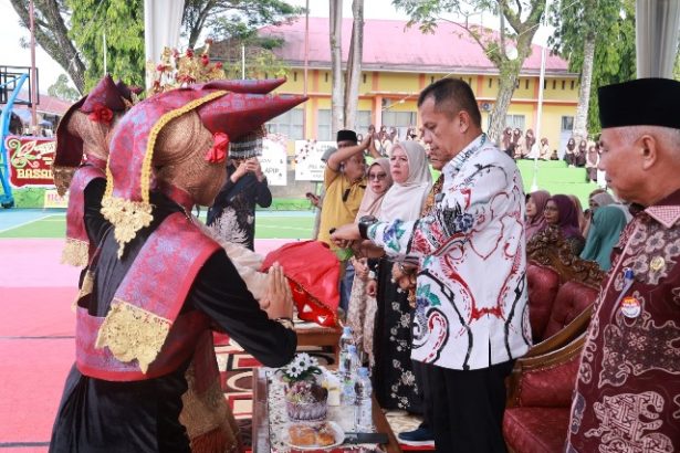 Pemko Payakumbuh Salurkan Bantuan ATENSI untuk Warga, Wawako Tekankan Kepedulian Sosial